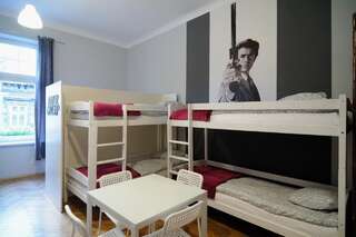 Хостелы Hollywood Hostel Краков Кровать в общем номере для мужчин и женщин с 10 кроватями-5